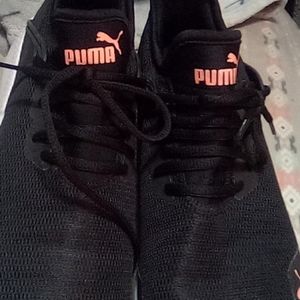 Woman's tennis shoes